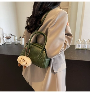 Vintage grüne Bowling-Tasche aus Leder mit weißen Nähten und flauschigem Schaf-Anhänger