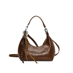 Vintage καφέ τσάντα Hobo με πτυχώσεις και διακοσμητικό υφαντό μενταγιόν