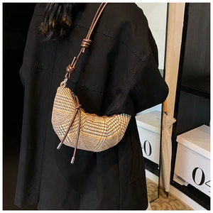 Dettaglio borsa croissant pied-de-poule con tracolla in pelle marrone e coulisse chic