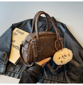 Detailansicht der braunen Vintage Bowling-Tasche aus PU-Leder mit feiner Struktur