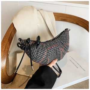 Dettaglio borsa a mezzaluna in tweed con motivo scozzese grigio rosso e tracolla in corda