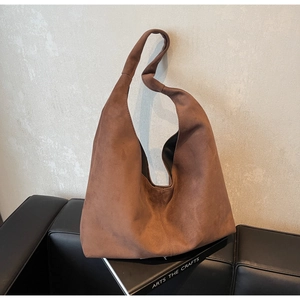 Vue détaillée du sac cabas en daim marron foncé avec bandoulière nouée élégante