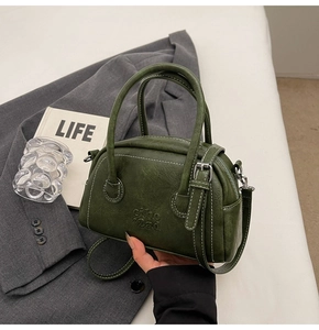 Makroaufnahme der dunkelgrünen Bowlingtasche mit Kontrastnähten und Prägestruktur