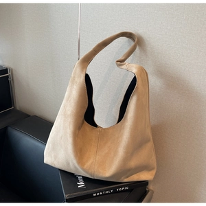 Détail du grand sac cabas hobo en daim avec une couture verticale centrale minimaliste
