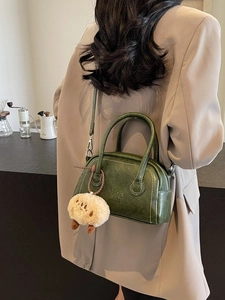 Retro dunkelgrüne Bowling-Tasche für Damen mit Kontrastnähten und Plüsch-Anhänger
