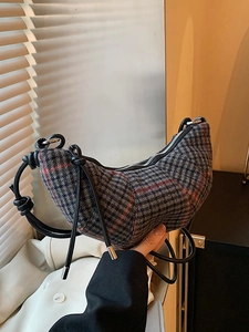 Borsa a mezzaluna scozzese stile britannico con motivo a quadri e tracolla nera elegante
