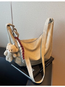Große khakifarbene Wildleder-Hobotasche mit Plüschbären-Anhänger und Schultergurt