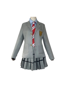 Detailweergave van grijs schooluniform jasje met embleem en plooirok uit de anime-serie