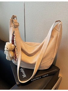 Minimalistische aprikosenfarbene Hobo-Tasche mit großer Kapazität und Bären-Anhänger