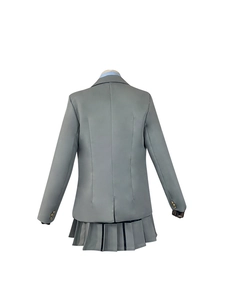 Detailweergave van de grijze cosplay schooluniform achterkant met gouden knopen en rok