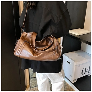 Detailansicht der braunen großen Shopper-Tasche mit mehreren praktischen Reißverschlussfächern