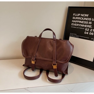 Dettaglio zaino vintage bordeaux in pelle con fibbie dorate e marchio FREE 1931
