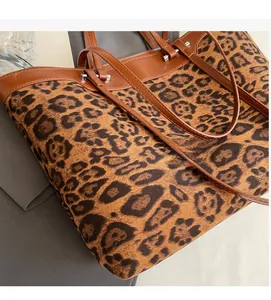 Gros plan du sac fourre-tout léopard avec anses en cuir marron et texture douce