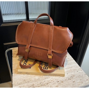 Dettaglio dello zaino in pelle marrone con logo FREE 1981 COLOR e cuciture di alta qualità