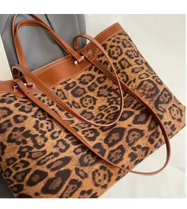 Détail du sac cabas à motif léopard en suédine avec anses et bordures en cuir marron