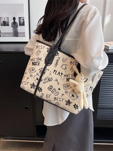 Große Kapazität Graffiti Tote Bag Für Damen PU Leder Schultertasche Mit Hasen Anhänger Trendy Street Style Handtasche Für Pendler