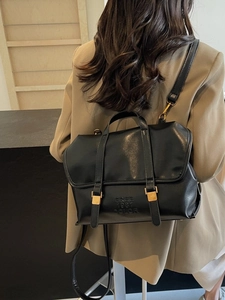 Zaino vintage in pelle nera con fibbie dorate e scritta in rilievo sulla patta