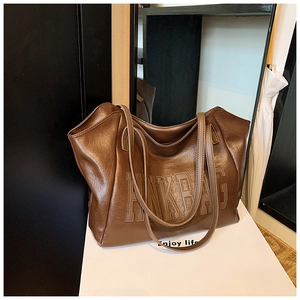 Vista dettagliata della borsa tote in pelle PU marrone scuro con scritta PINKBAG in rilievo