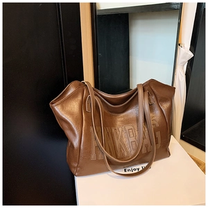 Dettaglio della borsa tote vintage in pelle PU marrone con scritta ANKBAG in rilievo