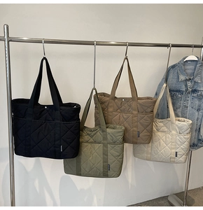 Sacs cabas matelassés en noir, vert et kaki suspendus pour un style moderne actuel