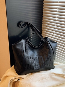 Grande borsa tote nera con goffratura HNK BAG e texture in pelle per uso quotidiano
