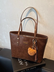 Große Kapazität Damen PU Leder Tote Tasche Vintage Schultertasche Mit Bärenanhänger Quaste Für Pendeln Büro Schule Handtasche