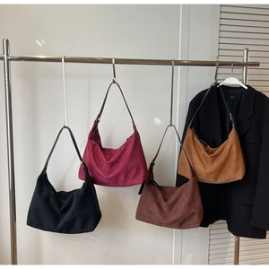 Hobo-Taschen in Schwarz, Burgund, Kaffee und Camel aus Wildleder zeigen Kapazitätsdetails