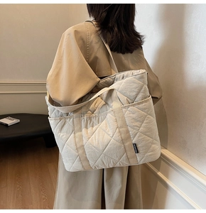 Sac cabas matelassé blanc crème avec coutures en losanges et étiquette latérale