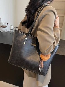Schicke schwarze Tote Bag aus Kunstleder mit Vintage-Textur und weichem Anhänger, groß
