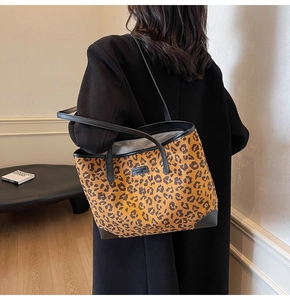 Leopard-Print Tragetasche mit schwarzen Lederriemen und klassischem schwarzem Mantel