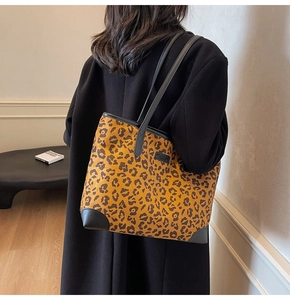 Detailansicht der Leopard-Print-Einkaufstasche mit schwarzen Lederkanten und schmalen Trägern