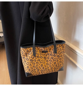 Modische Leoparden-Einkaufstasche kombiniert mit schwarzem Mantel für eleganten Look