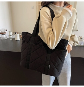 Détail du grand sac cabas noir matelassé avec surpiqûres en losange élégantes