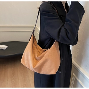Nahaufnahme der braunen Wildleder-Hobo-Tasche mit weicher Textur und verstellbarem Riemen
