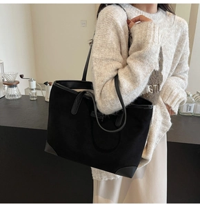 Detailansicht der schwarzen Tote-Tasche mit matter Textur und Leder-Eckenschutz