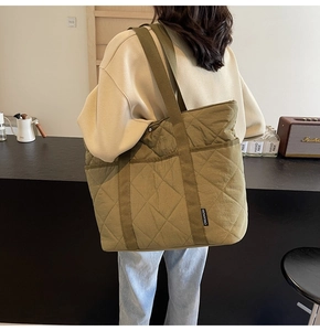 Détail du sac cabas en nylon matelassé vert olive avec motif losanges et logo noir