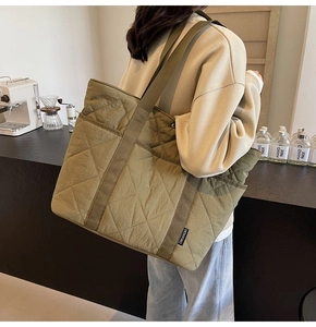 Détail d'un sac cabas matelassé vert armée avec coutures en losanges et étiquette