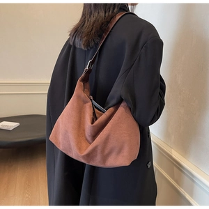Detailansicht der Hobo-Tasche aus karamellbraunem Wildleder mit weicher Halbmondform