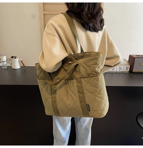 Détail du sac cabas matelassé vert olive avec poche latérale et surpiqûres losanges