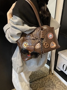 Vintage braune Tragetasche aus Leder mit Patches und Anhängern für Damen Schultertasche