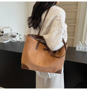 Nahaufnahme der Vintage Wildleder-Tote Bag mit Markenlogo und Lederriemen-Detail