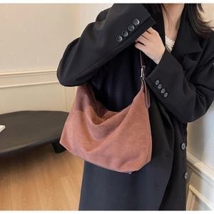 Nahaufnahme der braunen Hobo-Tasche aus Wildleder mit matter Textur und Ledergurt
