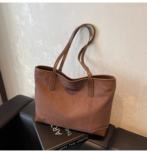 Nahaufnahme der Leoparden-Einkaufstasche mit Mocha-Wildledertextur und Lederbesatz