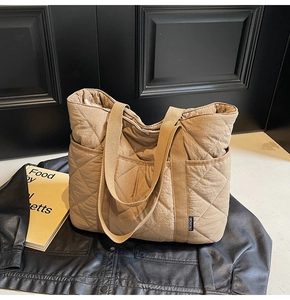 Vue détaillée du cabas matelassé kaki à motif de losanges sur cuir noir élégant