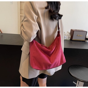 Detailansicht der großen roten Wildleder-Hobo-Tasche im minimalistischen Crossbody-Stil