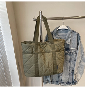 Détail du sac fourre-tout matelassé vert olive avec surpiqûres losanges et bandoulière