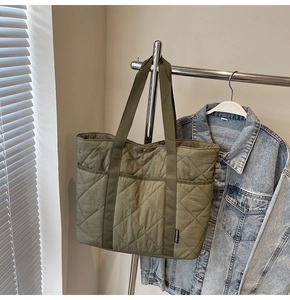Gros plan du sac fourre-tout matelassé vert armée avec surpiqûres en losanges