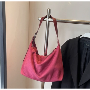 Detail der burgunderroten Hobo-Tasche mit Wildledertextur, Riemen und Metallschließe