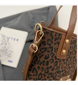 Détails des ferrures dorées de luxe et du motif léopard sur un sac seau élégant