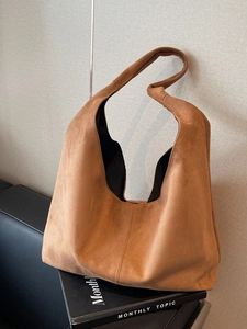 Grand sac hobo en daim marron pour femme avec une forme souple et une texture élégante